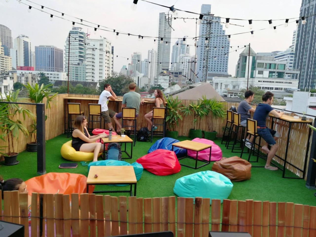 Revolution Asoke Vandrerhjem Bangkok Eksteriør bilde